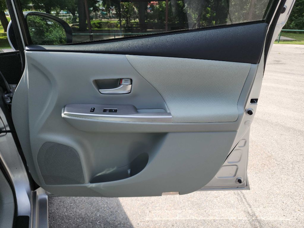 2012 Toyota Prius Image 25