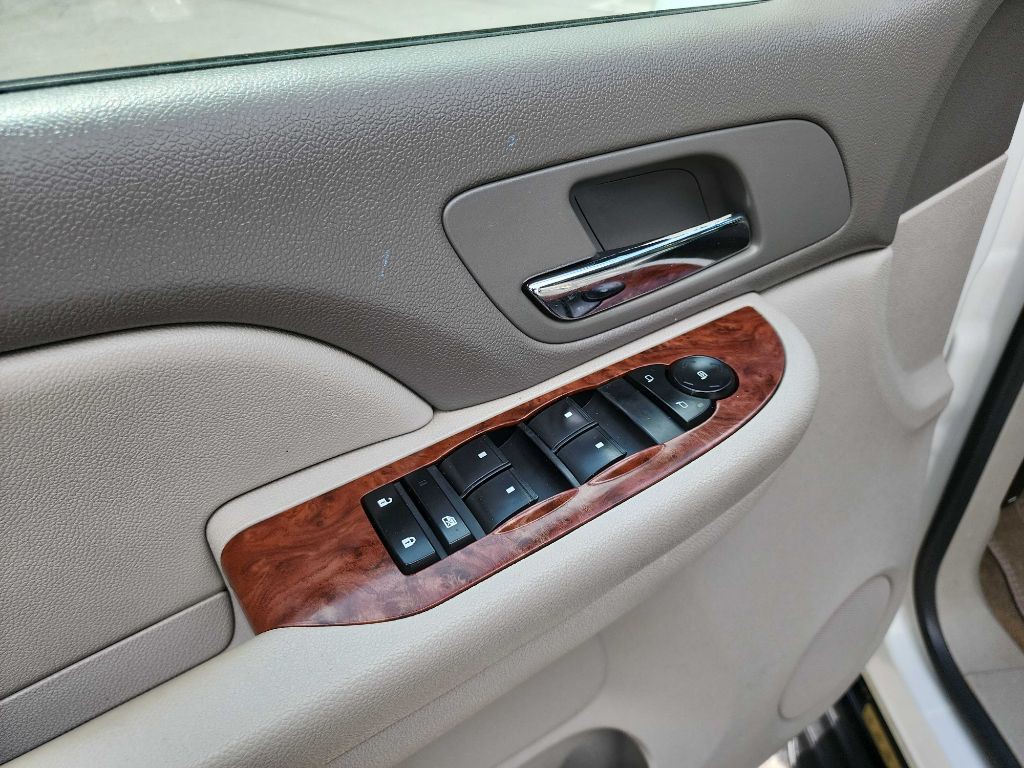 2008 Chevrolet Suburban Image 12