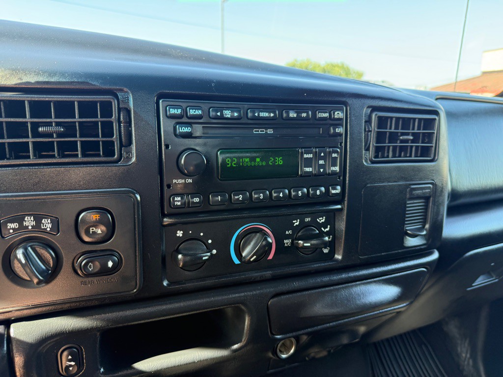 2004 Ford F-250 Image 32