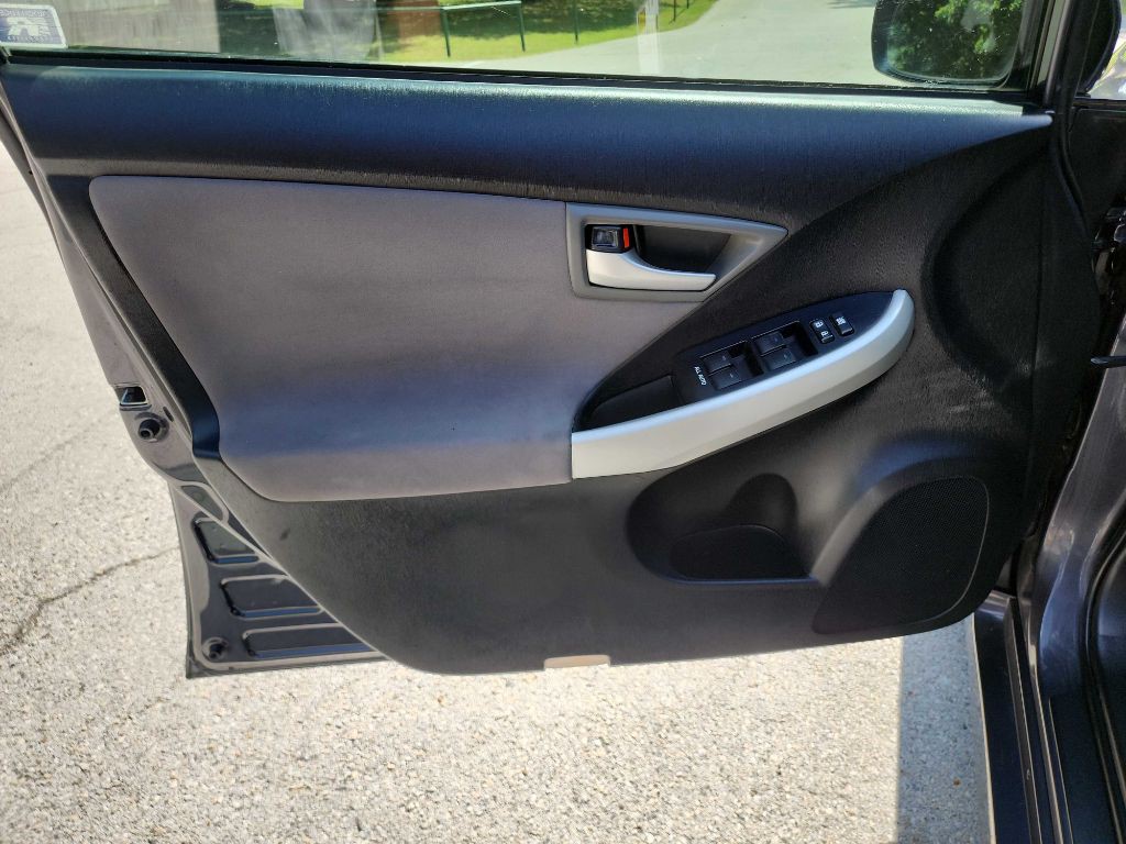2013 Toyota Prius Image 13