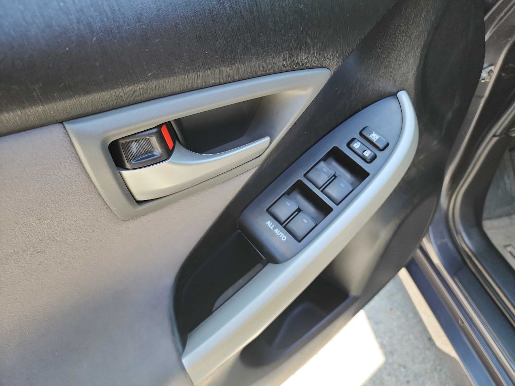 2013 Toyota Prius Image 15