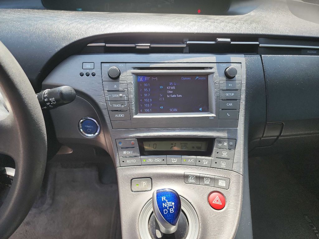 2013 Toyota Prius Image 18