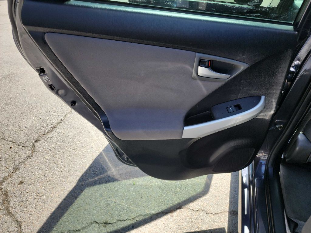 2013 Toyota Prius Image 19