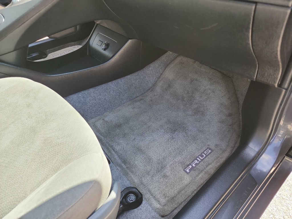 2013 Toyota Prius Image 28