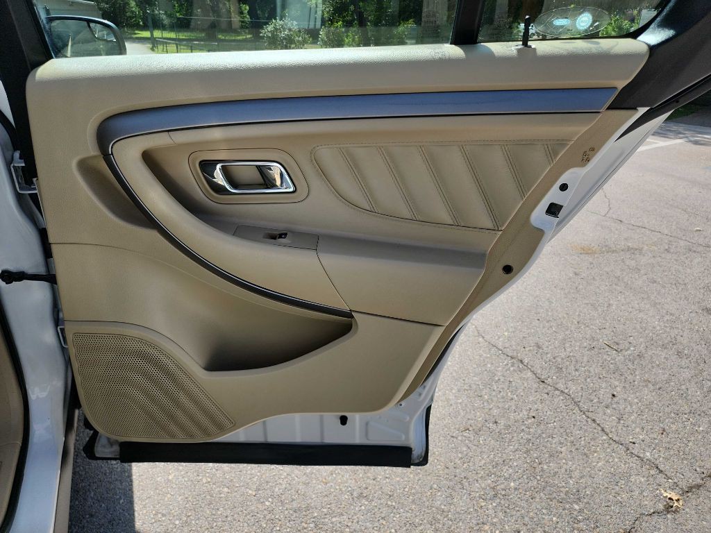 2015 Ford Taurus Image 31