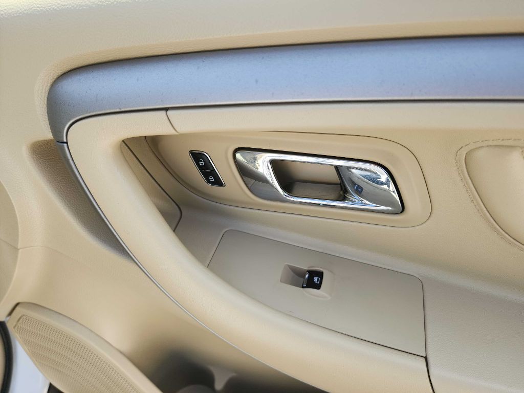 2015 Ford Taurus Image 34