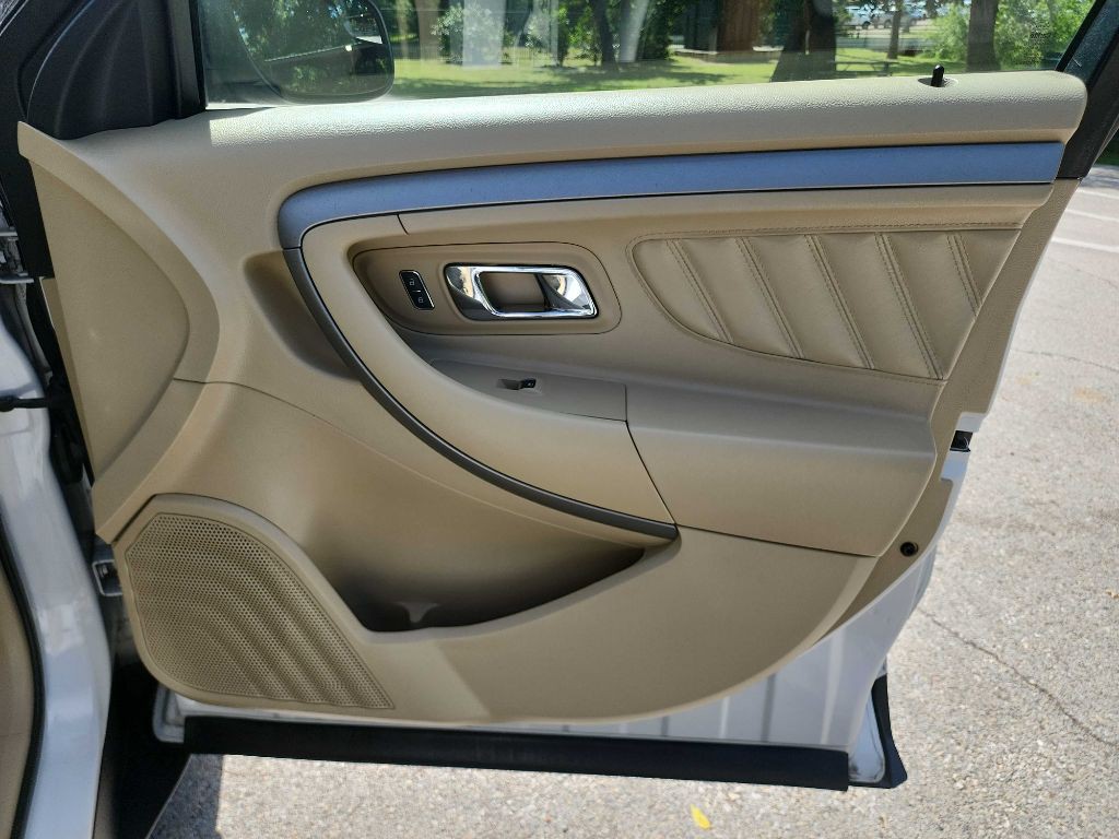2015 Ford Taurus Image 35