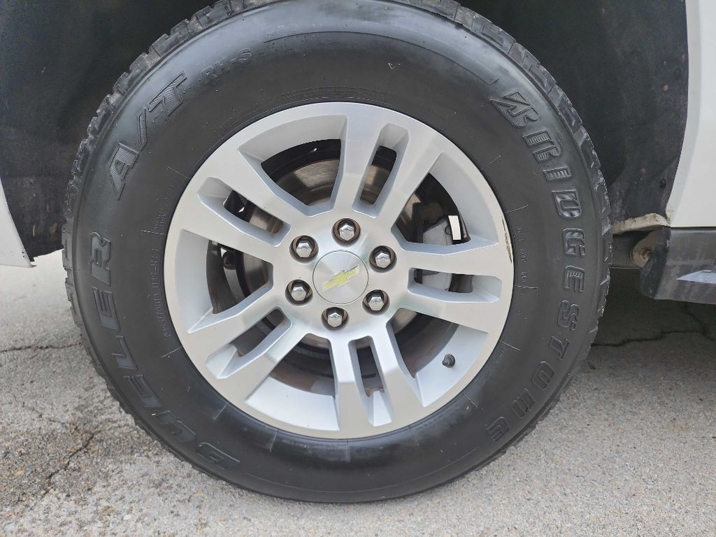 2015 Chevrolet Suburban Image 13