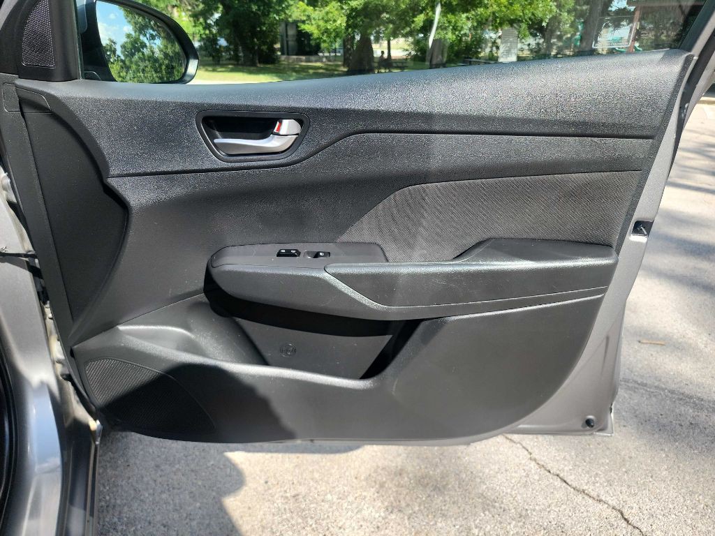 2021 Hyundai Accent Image 24