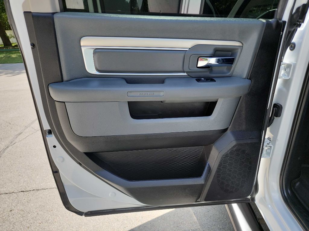 2016 RAM 3500 Image 31