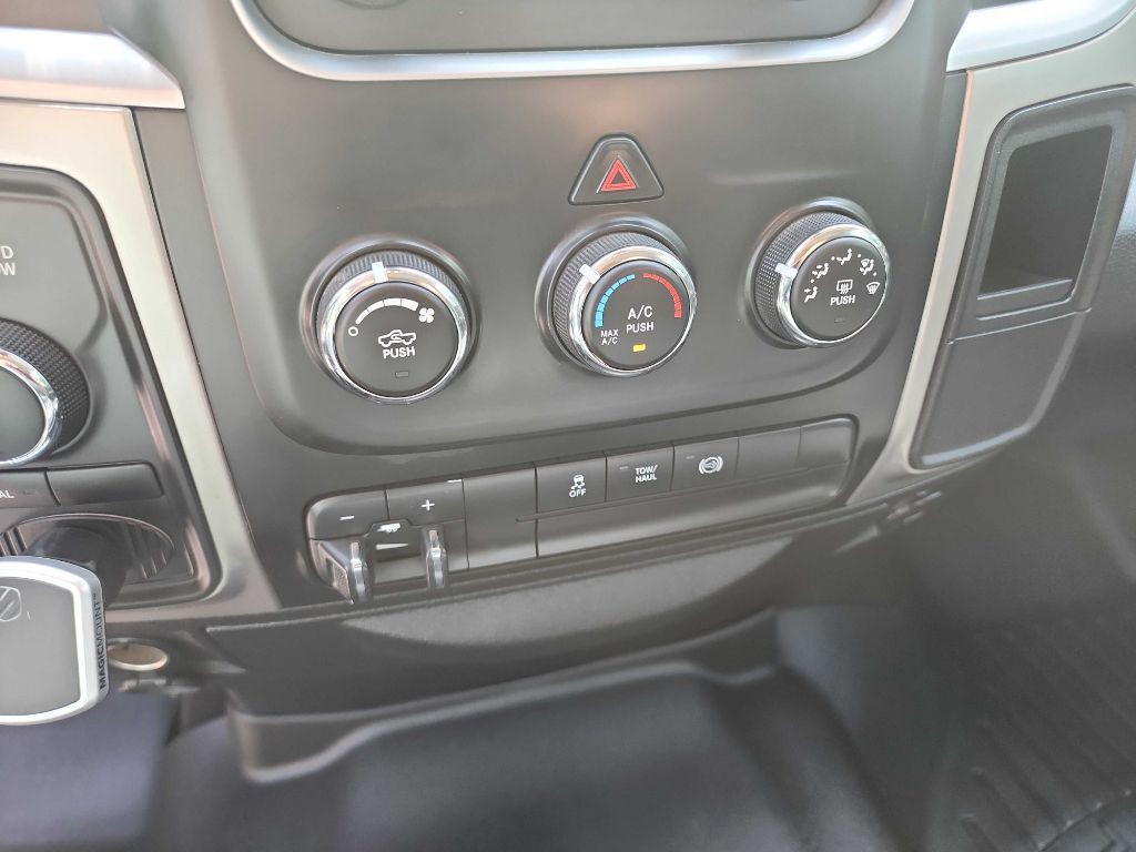 2016 RAM 3500 Image 32