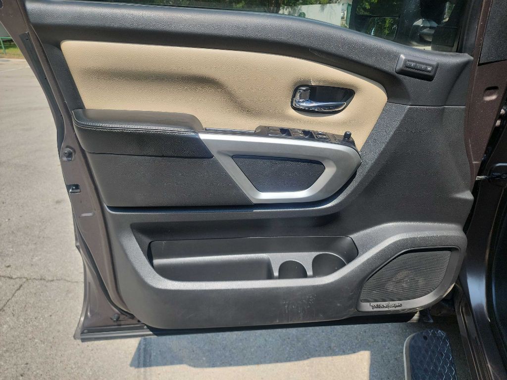 2016 Nissan Titan Image 18