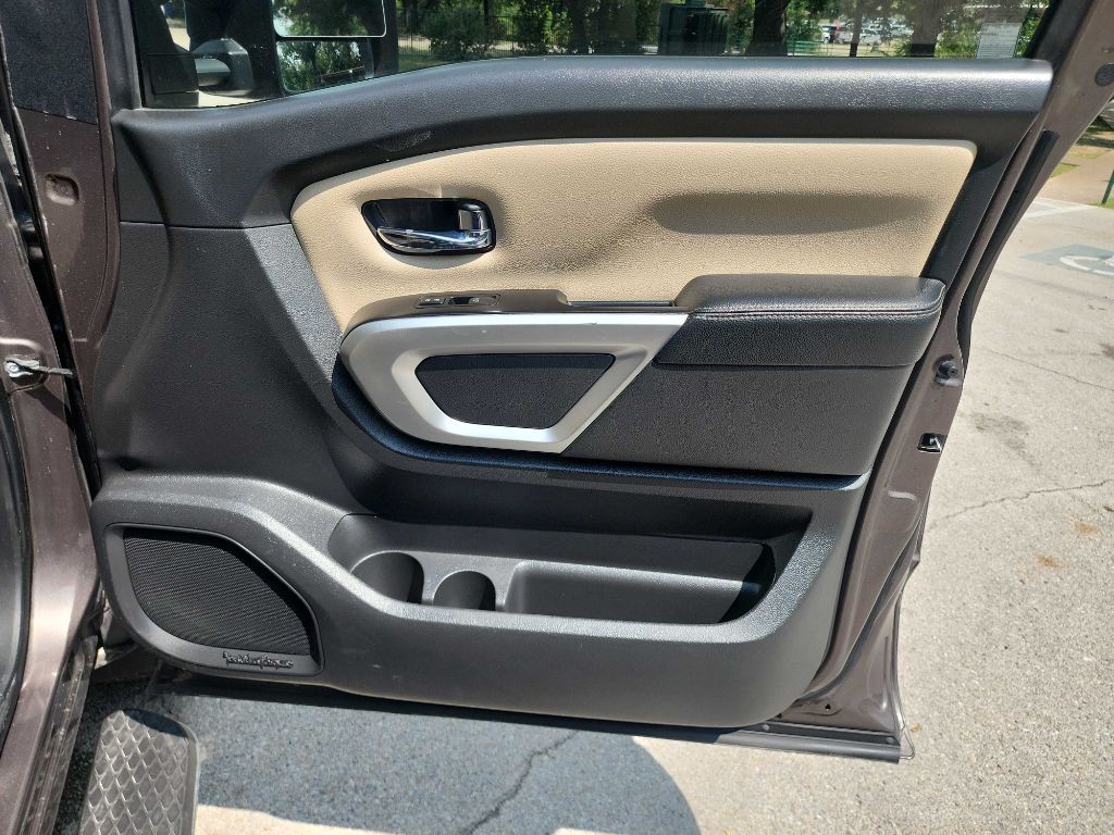 2016 Nissan Titan Image 37