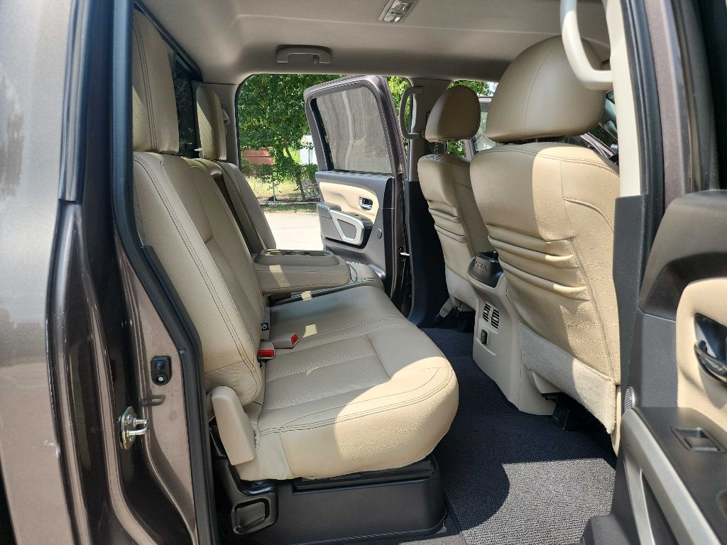 2016 Nissan Titan Image 38