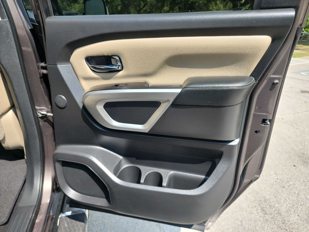 2016 Nissan Titan Image 39