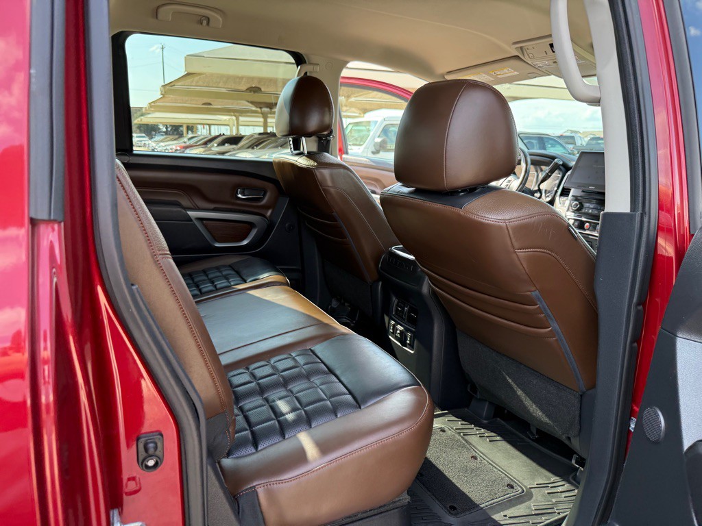 2018 Nissan Titan Image 16