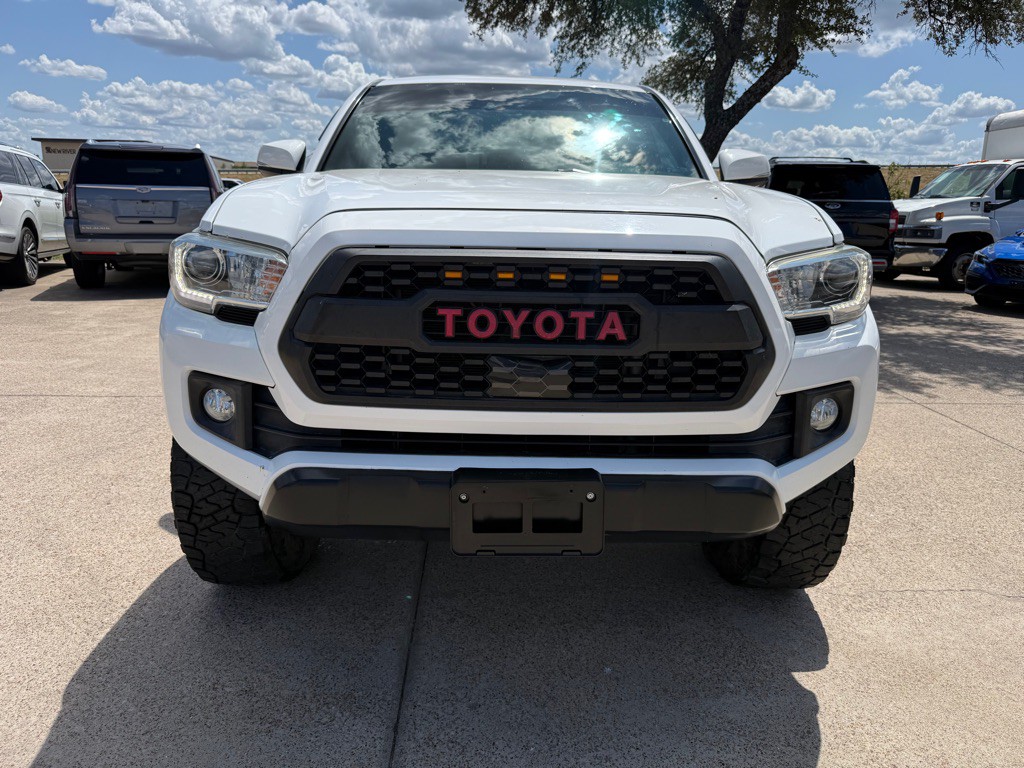 2018 Toyota Tacoma Image 2