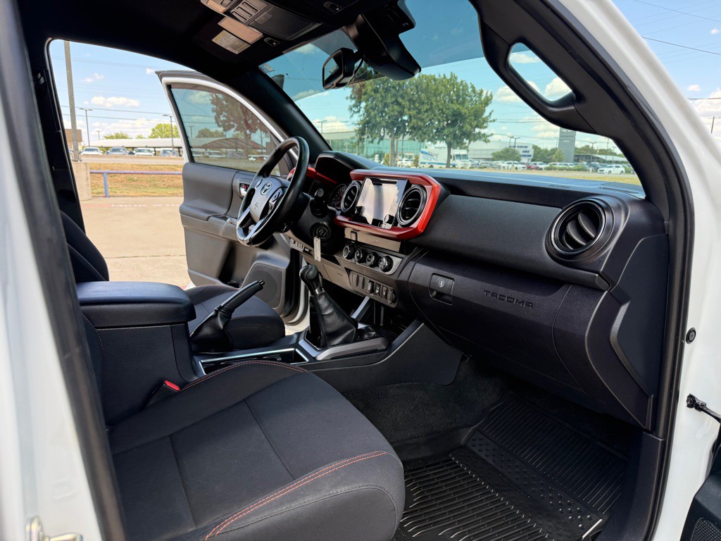 2018 Toyota Tacoma Image 17
