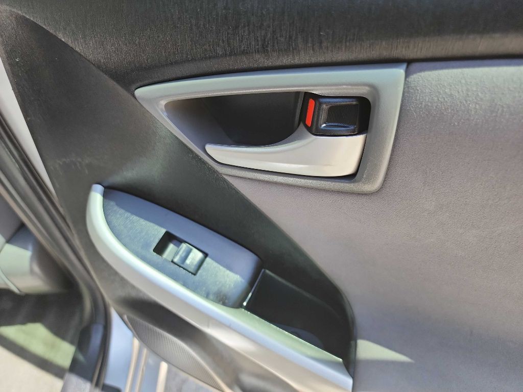 2012 Toyota Prius Image 28