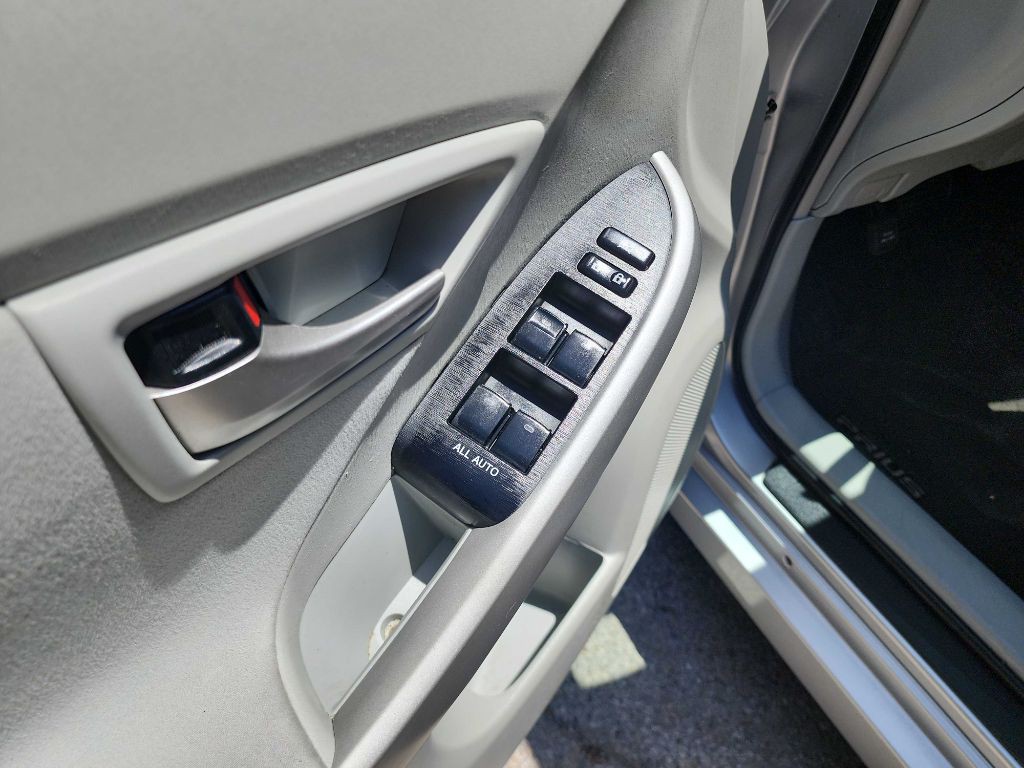 2012 Toyota Prius Image 12