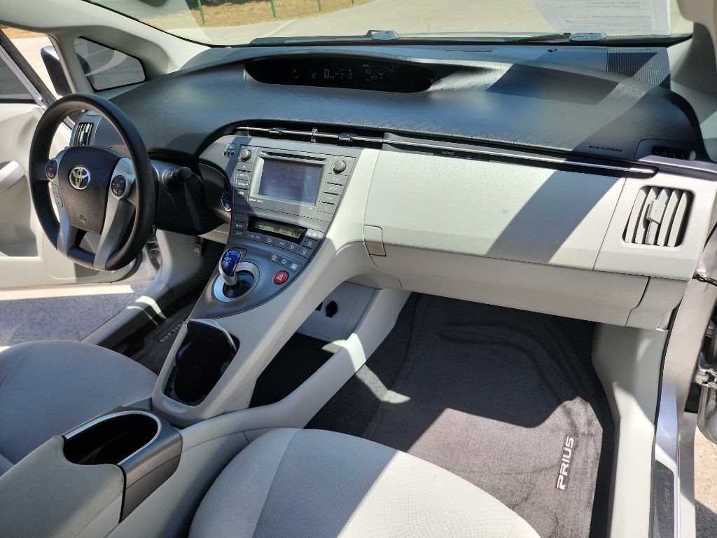2012 Toyota Prius Image 32