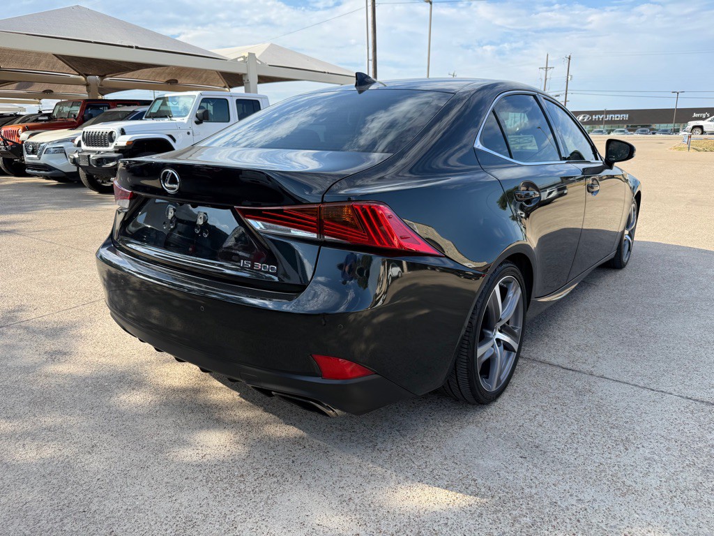 2019 Lexus IS Image 7