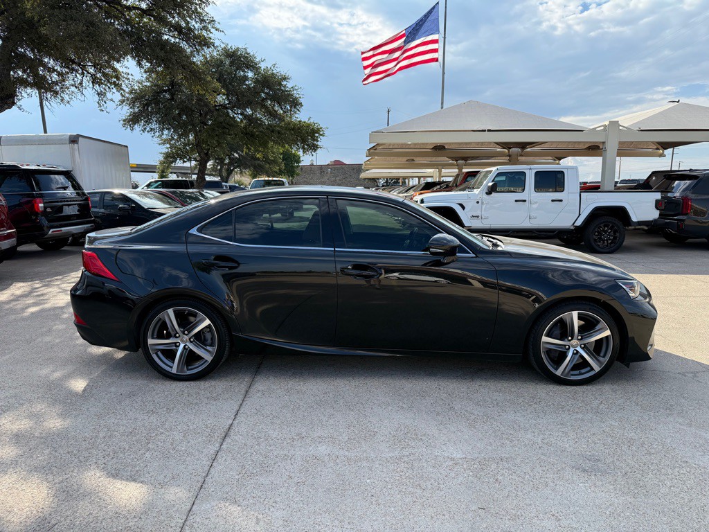 2019 Lexus IS Image 8