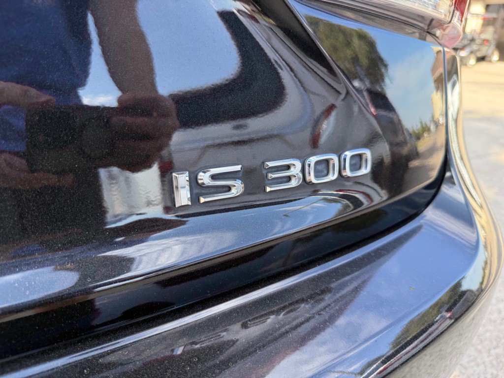 2019 Lexus IS Image 9