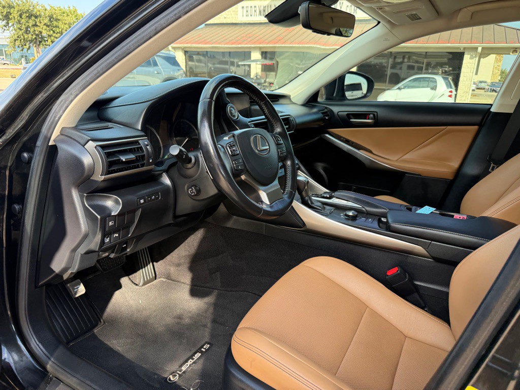 2019 Lexus IS Image 13