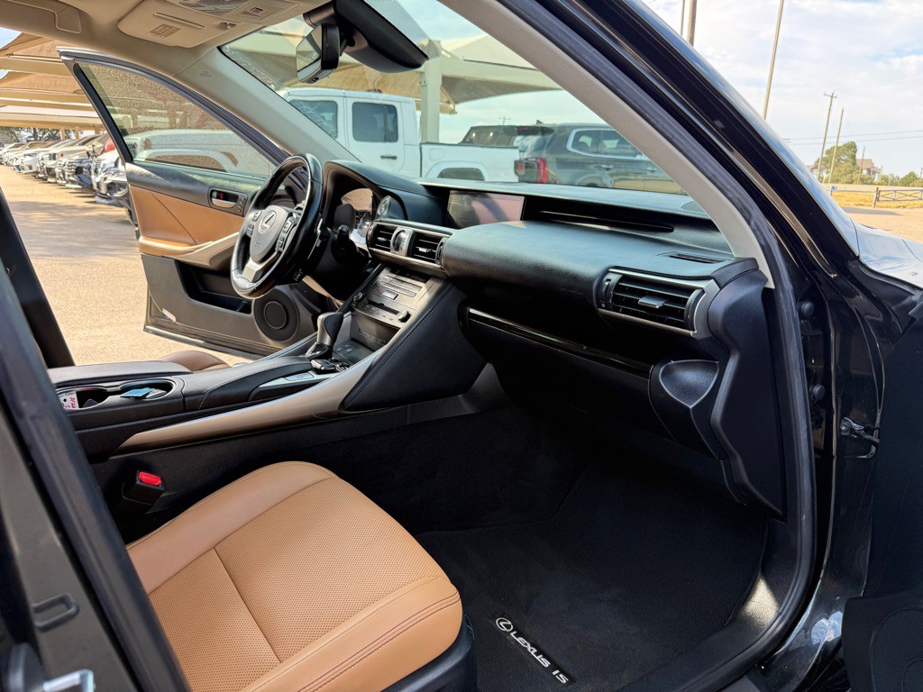 2019 Lexus IS Image 15