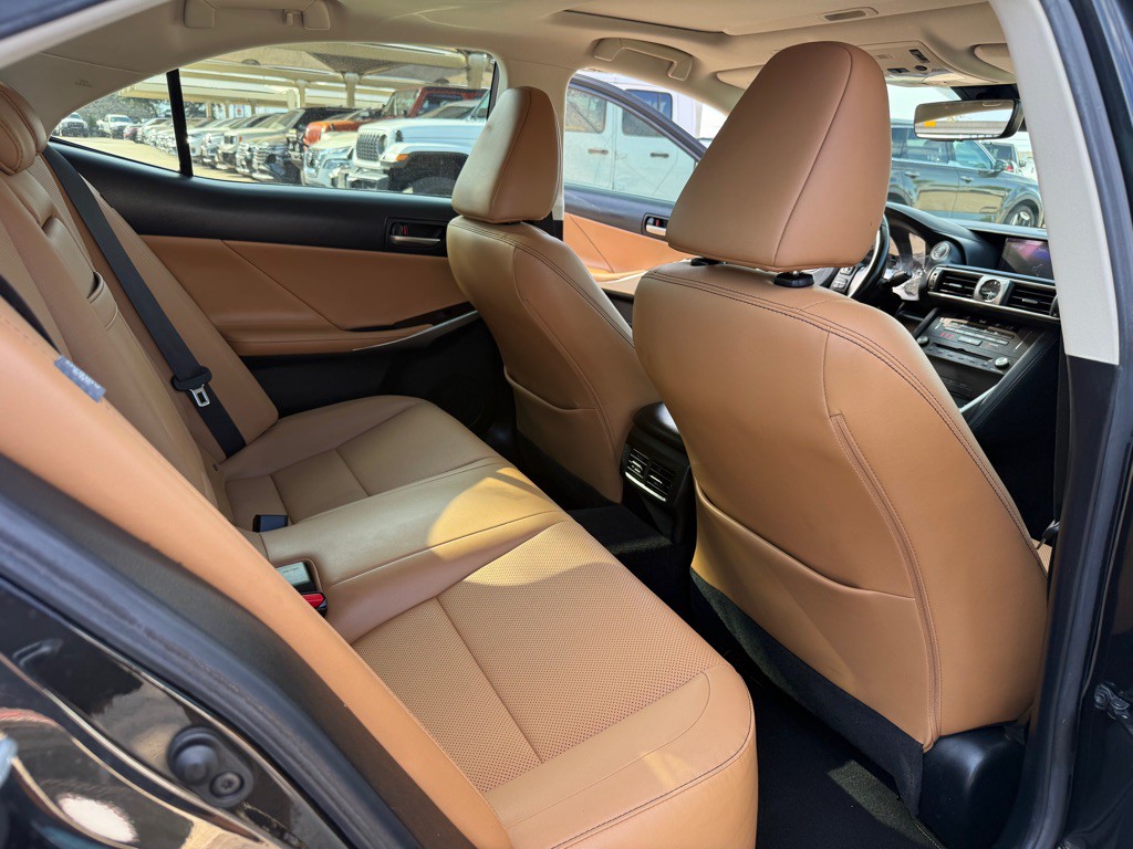 2019 Lexus IS Image 16