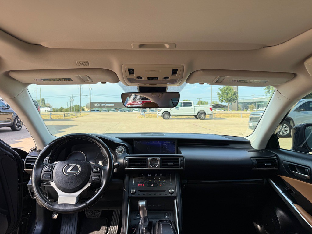 2019 Lexus IS Image 18