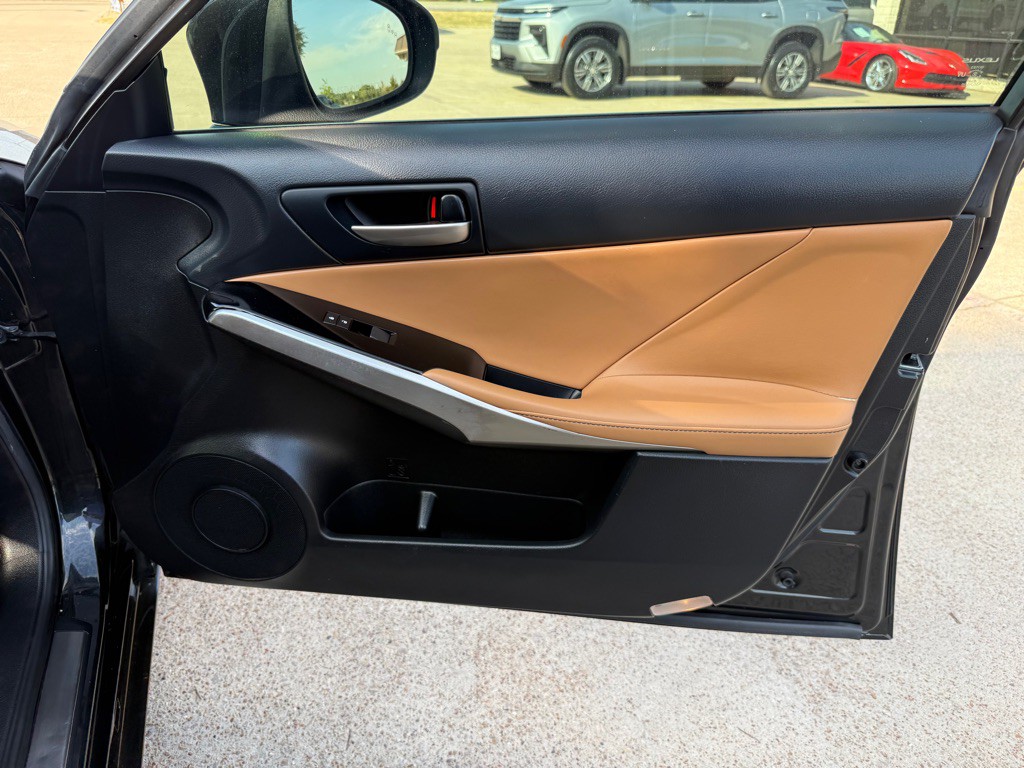 2019 Lexus IS Image 20