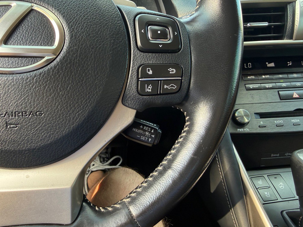 2019 Lexus IS Image 24