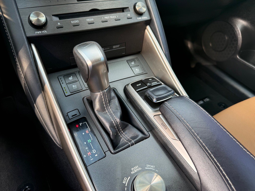 2019 Lexus IS Image 28