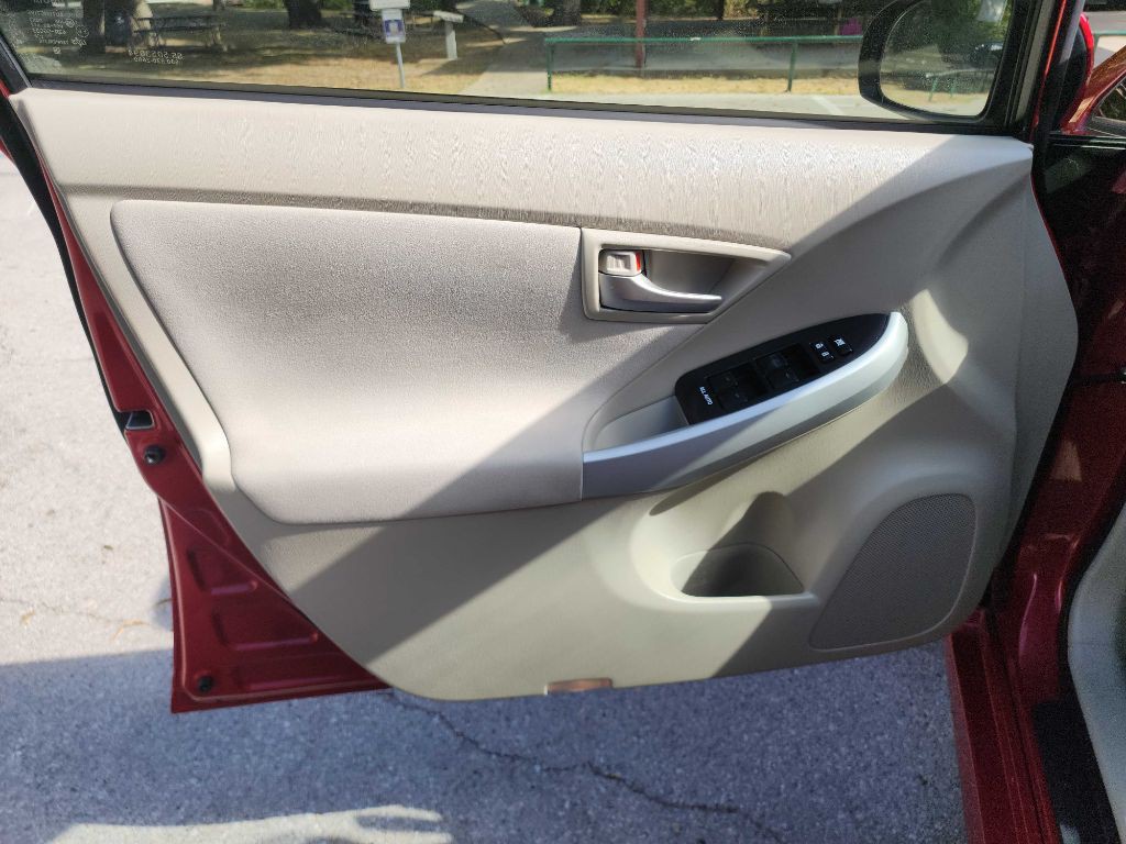 2012 Toyota Prius Image 12