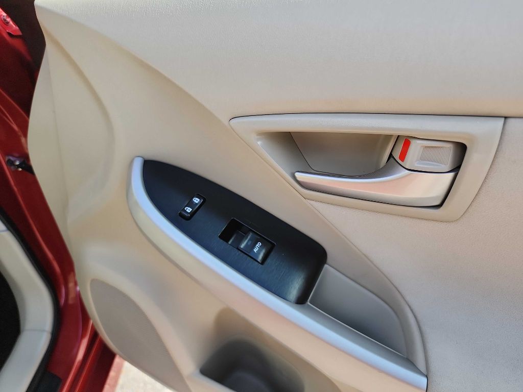 2012 Toyota Prius Image 32