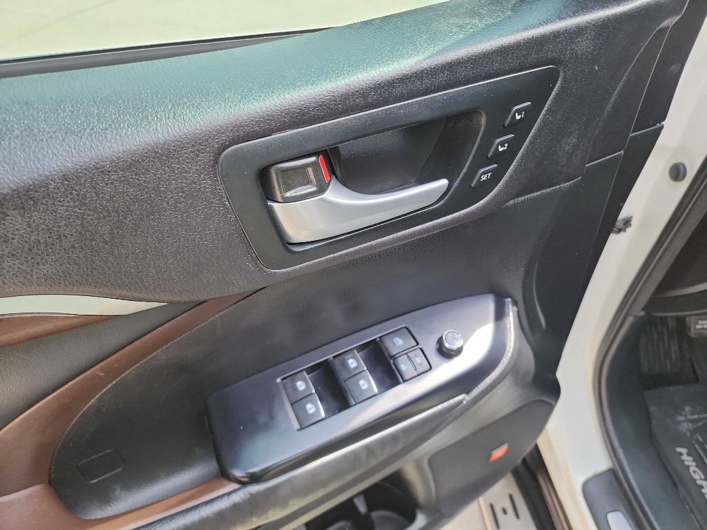 2015 Toyota Highlander Image 17