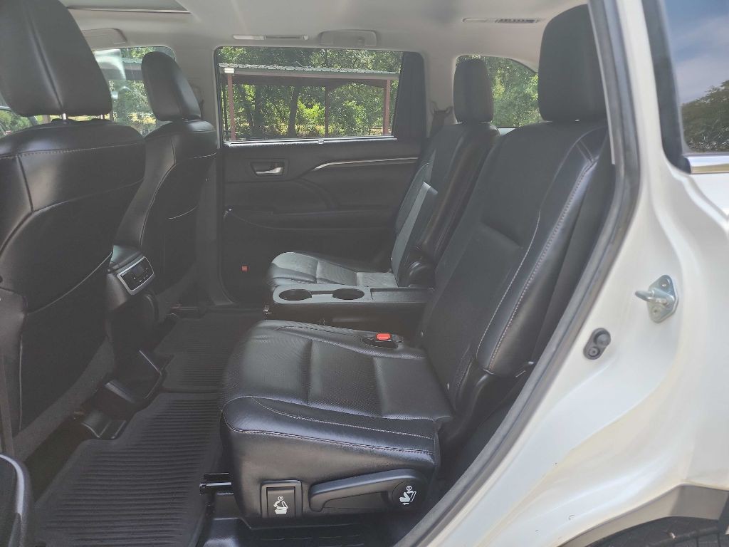 2015 Toyota Highlander Image 28