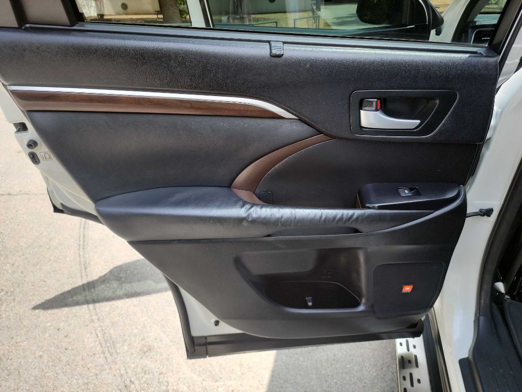 2015 Toyota Highlander Image 29
