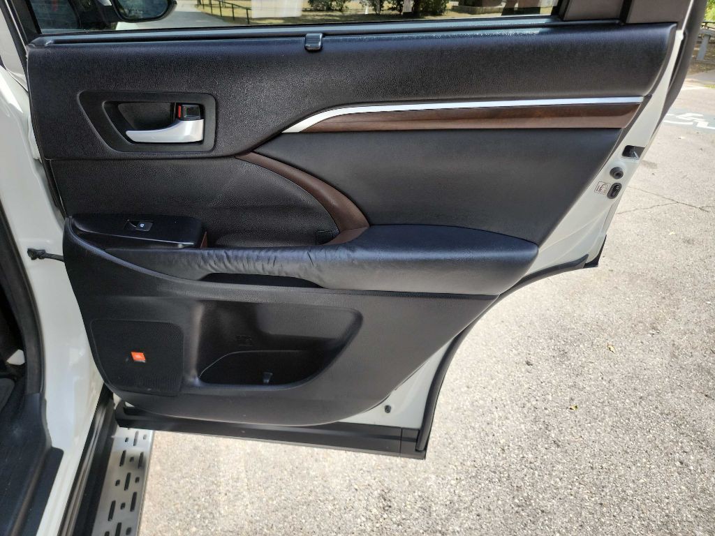 2015 Toyota Highlander Image 36