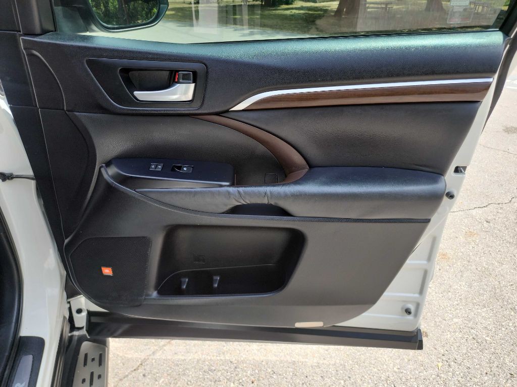 2015 Toyota Highlander Image 38