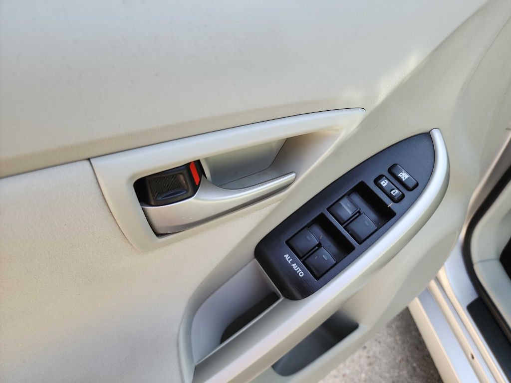2014 Toyota Prius Image 12