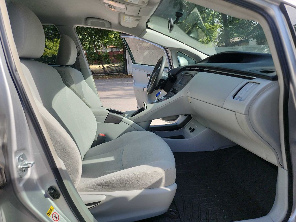 2014 Toyota Prius Image 32