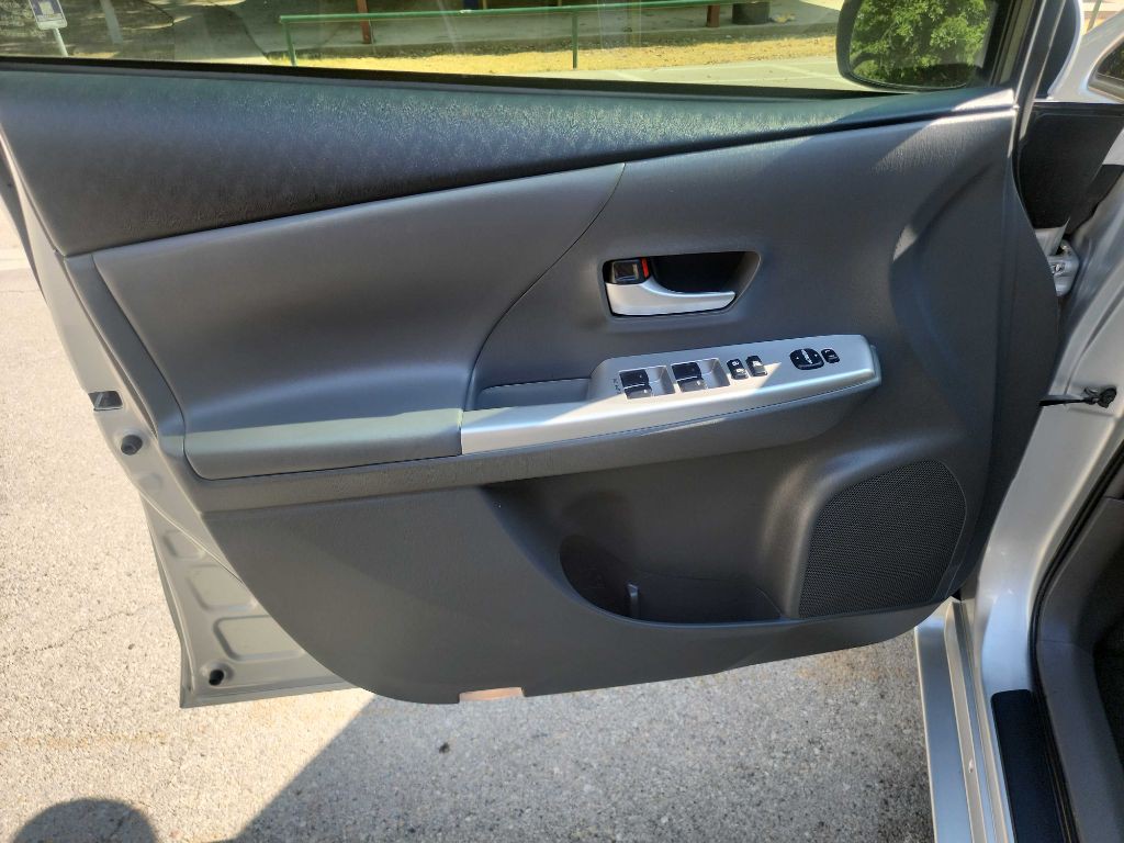 2014 Toyota Prius Image 12