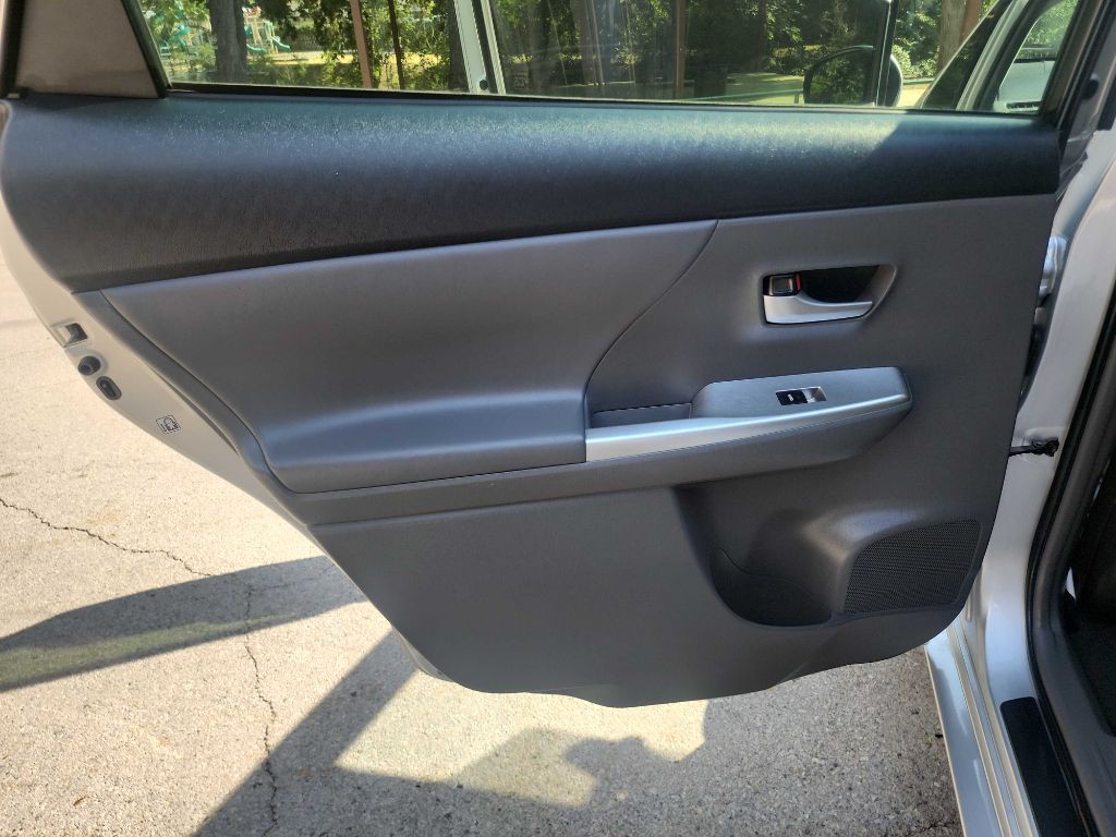 2014 Toyota Prius Image 28