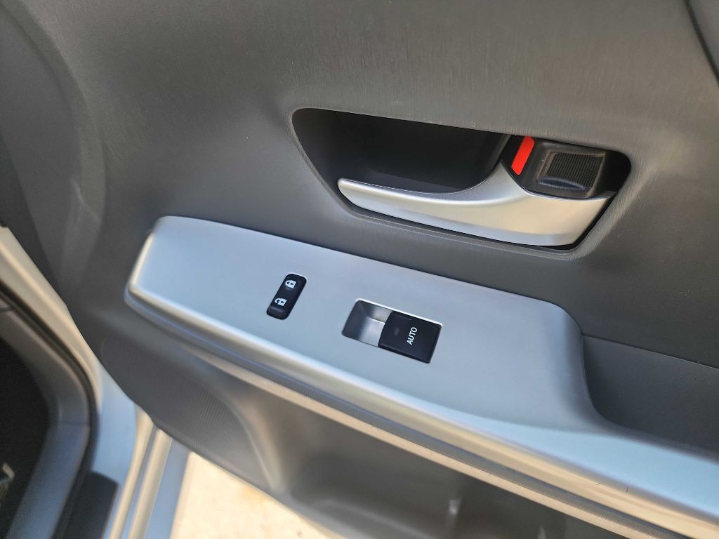 2014 Toyota Prius Image 30