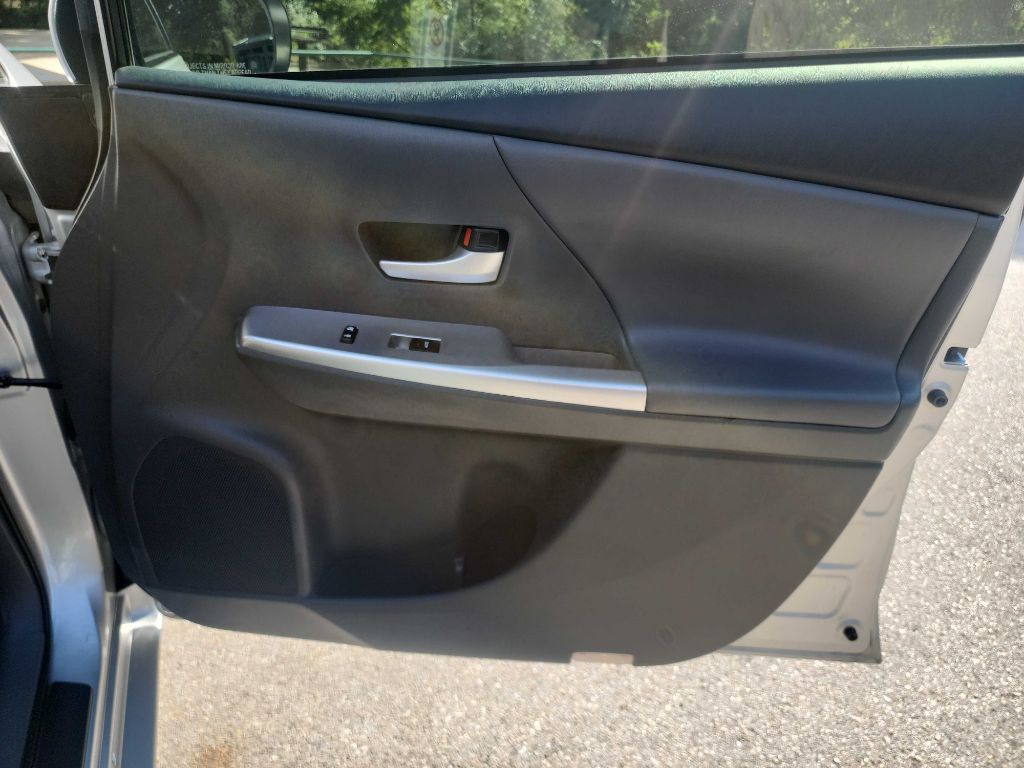 2014 Toyota Prius Image 32