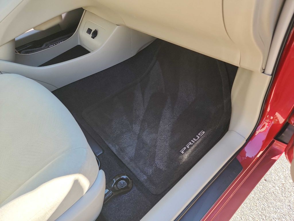 2014 Toyota Prius Image 35