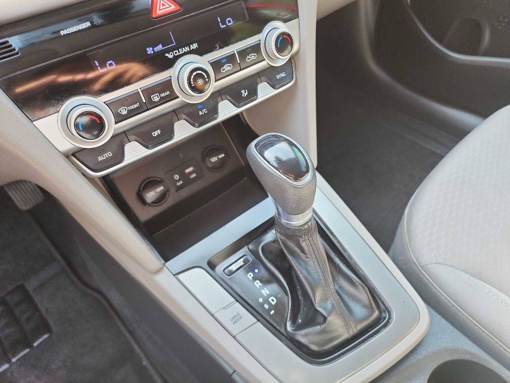 2020 Hyundai Elantra Image 18